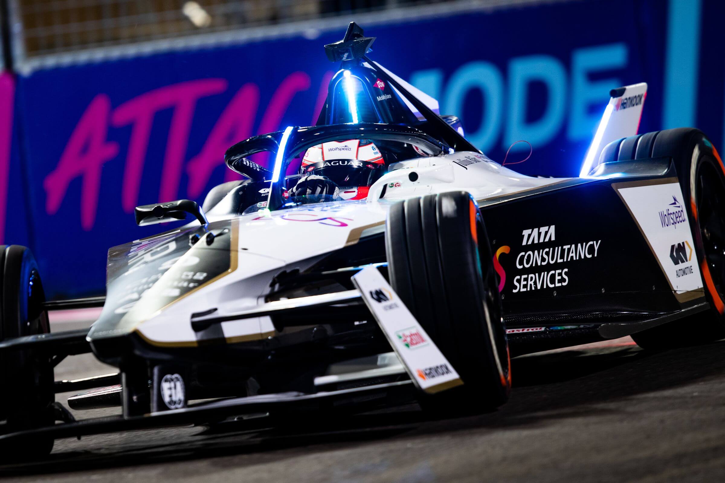 Formula E What do the colors of the LED strips on the Gen3 car mean
